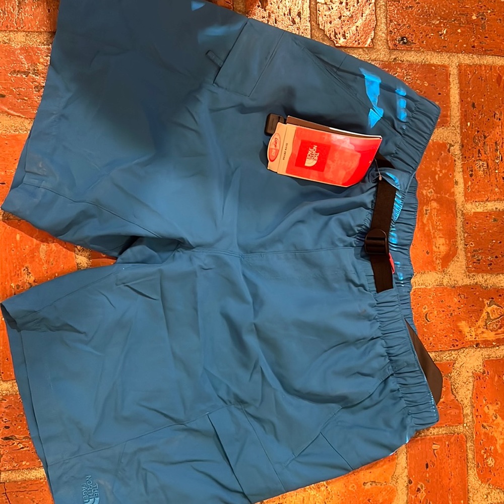 Men’s the north face voyage blue cargo shorts . Size XL, New With Tags